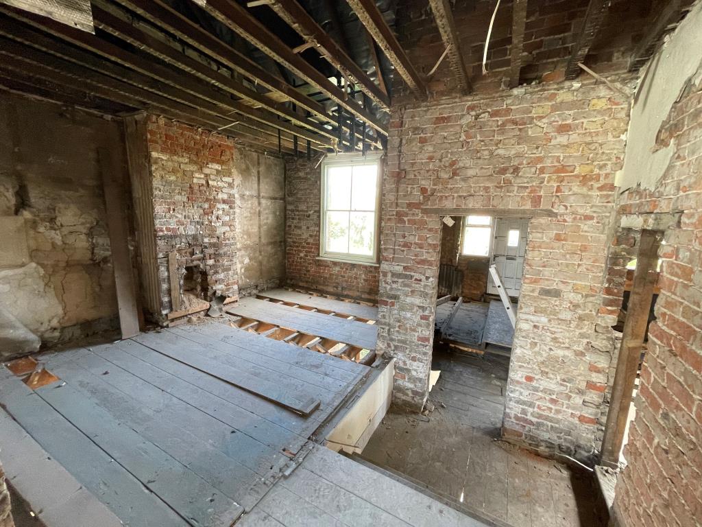 Lot: 65 - PLANNING FOR RESIDENTIAL CONVERSION IN DESIRABLE LOCATION - First floor